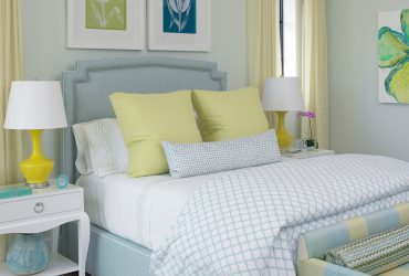 a sapphire bed with a stone headboard combine seamlessly with yellow bedside lamps