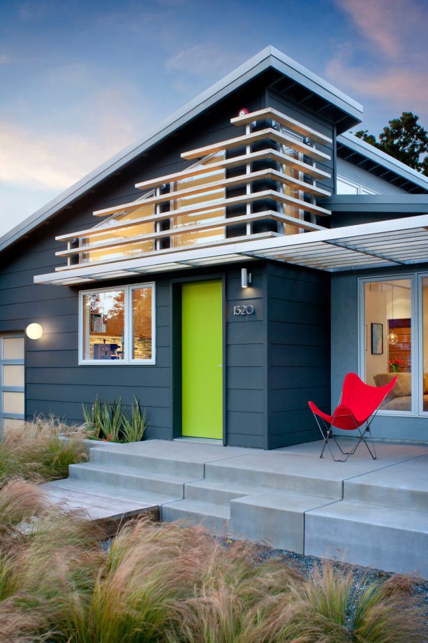 interested to build a simple yet stunning ranch style house? try graphite vinyl siding