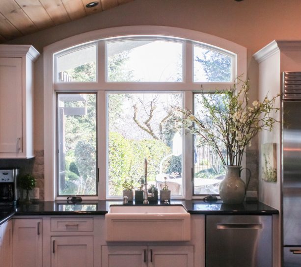 picture of the window behind the kitchen sink