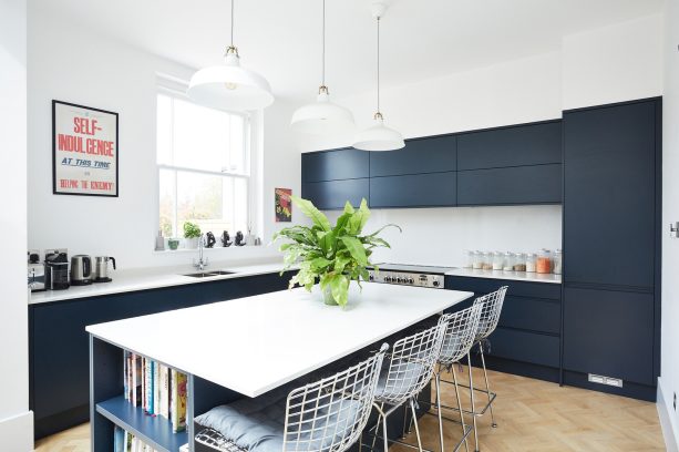 a balanced combination of navy and white in a kitchen with flat-panel cabinets