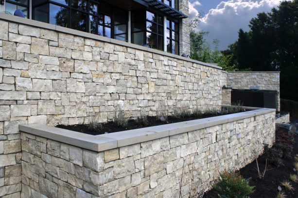 full and thin ashlar stone veneer retaining wall from buechel stone