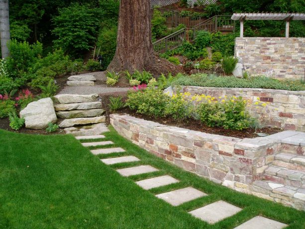 montana ledge stone veneer retaining wall in a traditional backyard