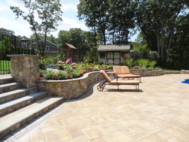 natural new england stone veneer retaining wall in a transitional patio