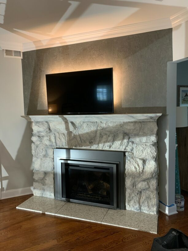 a glass bead accent wall meets a venetian plaster one to prettify a beach-style living room