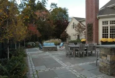 a bluestone paving with cobblestone edging idea for a well-integrated paver