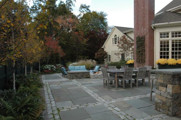 a bluestone paving with cobblestone edging idea for a well-integrated paver