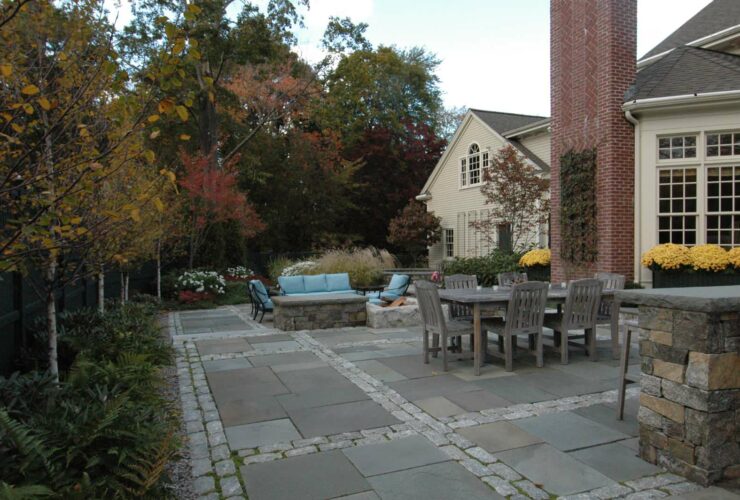 a bluestone paving with cobblestone edging idea for a well-integrated paver