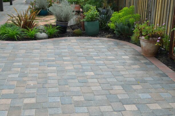 a uniformed brick paver edging idea for neater paving