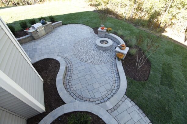curved edging adds smoothness to a timeless concrete paver